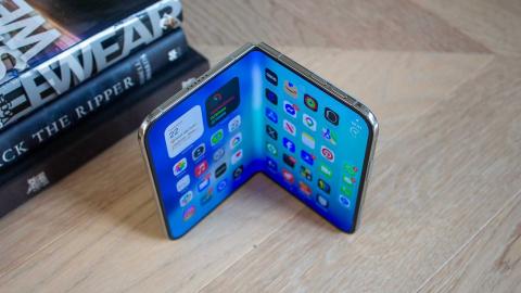 刚买就翻车?iPhone Duo铰链出问题内屏开裂,苹果终于回应了!